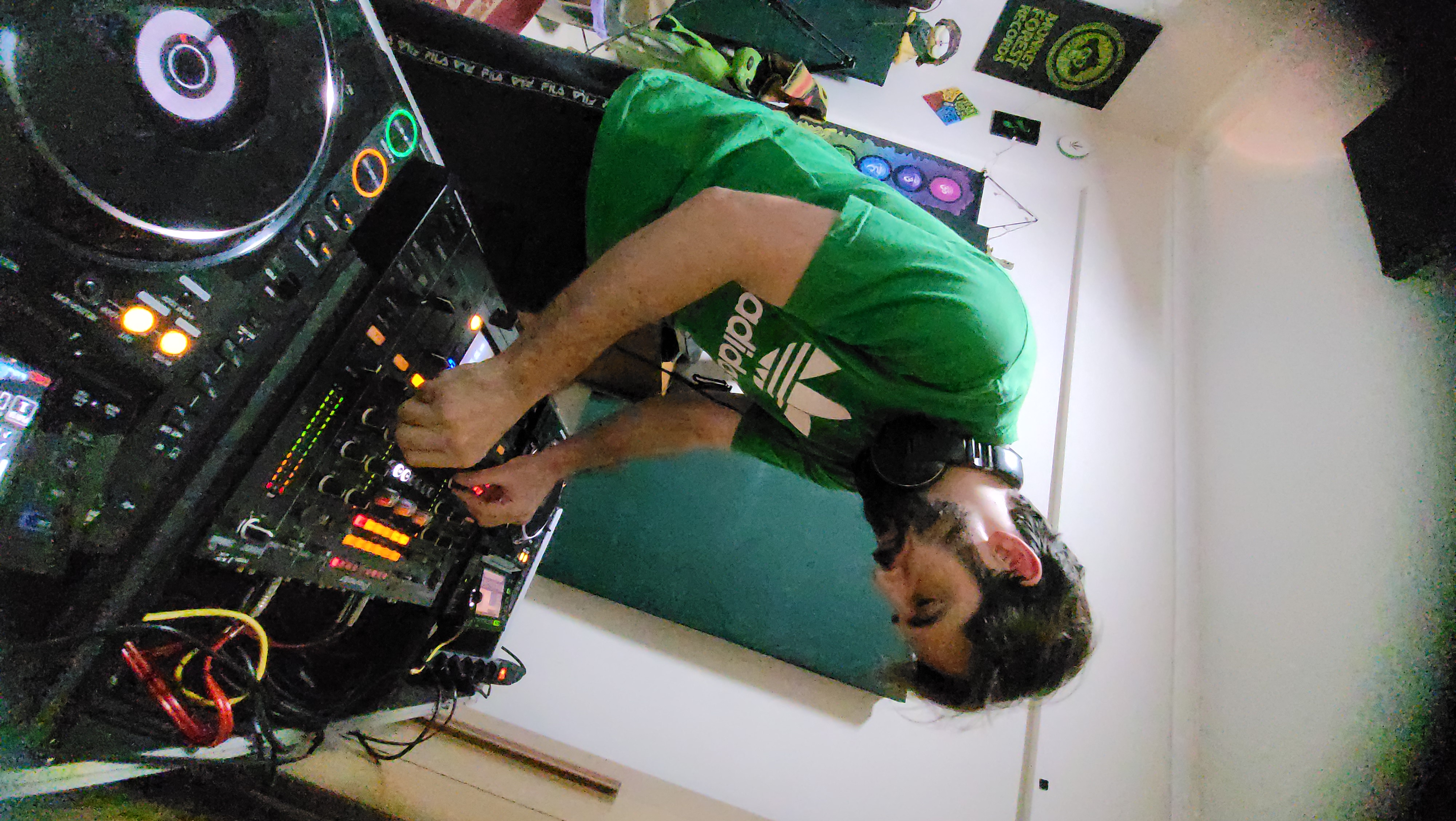 DJ and music production class at Studio Idemax