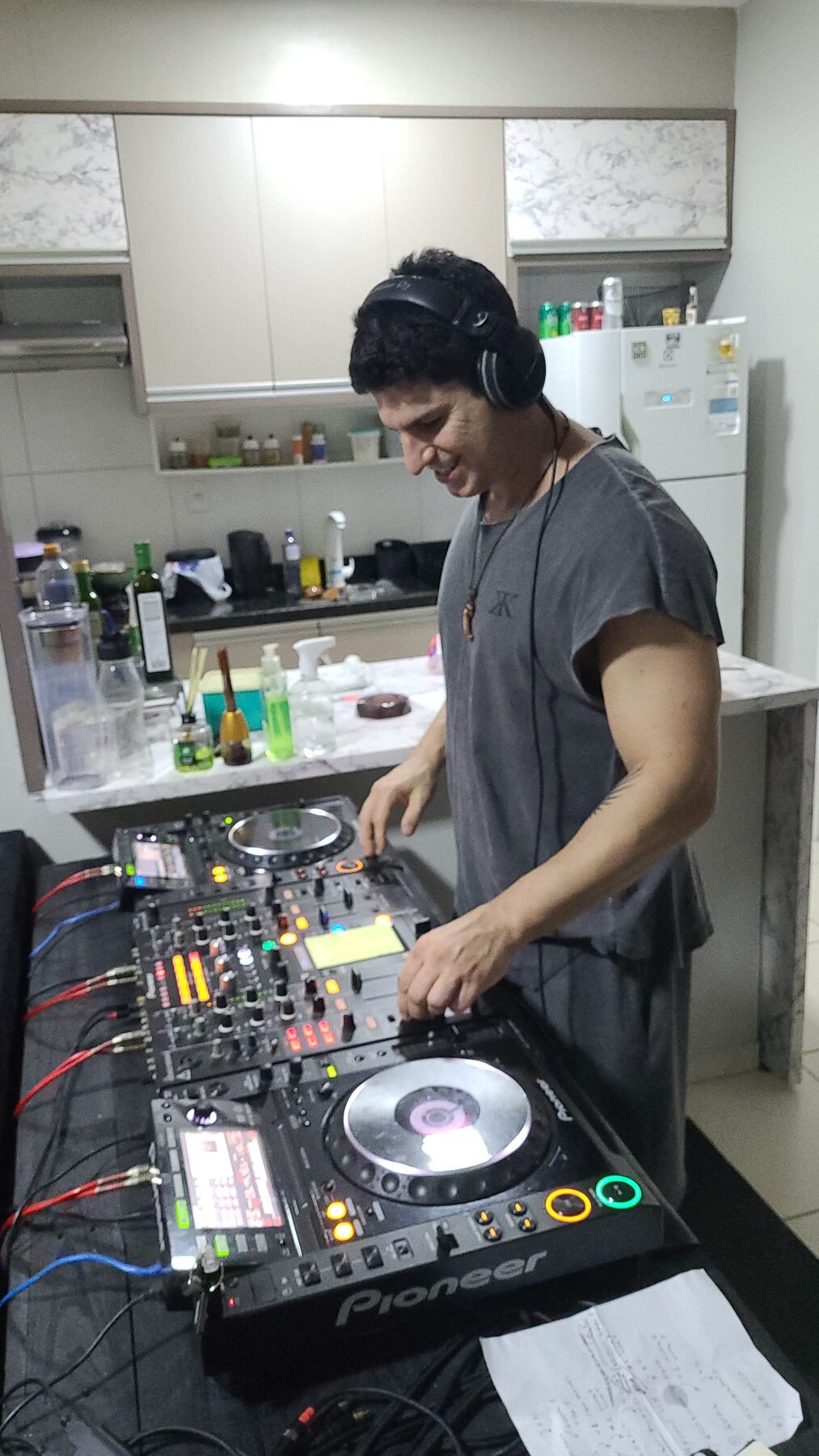 Practical DJ lesson at Studio Idemax